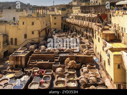 Fes, Marokko, 4. März 2024: Ein allgemeiner Blick auf die Tannerie Chouara im Viertel Fes el Bali in der Innenstadt von Fes, Afrika Stockfoto