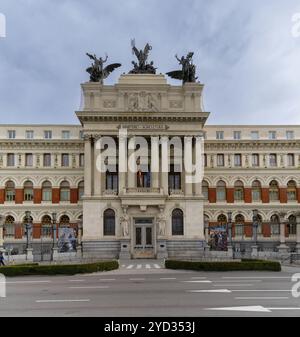 Madrid, Spanien, 6. April 2024: Blick auf das Gebäude und den Eingang des Landwirtschaftsministeriums in der Innenstadt von Madrid, Europa Stockfoto