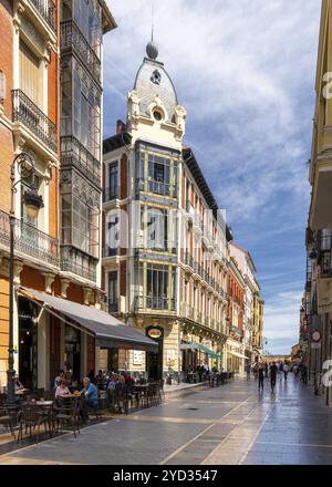 Leon, Spanien, 13. April 2024: Menschen genießen einen schönen Frühlingstag in der farbenfrohen Altstadt von Leon, Europa Stockfoto