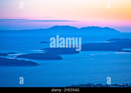 Pakleni otoci Archipel und Blick auf den Sonnenuntergang der Insel Vis, Stockfoto