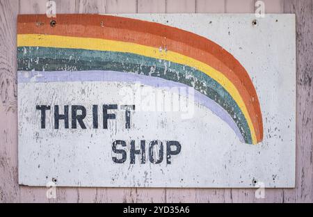 Ein Konzeptionelles Rezessionsbild Eines Alten Zeichens Für EINEN Thrift-Shop Stockfoto