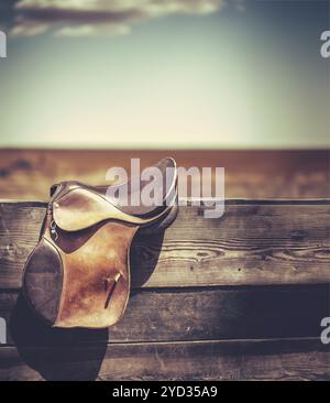 Americana Bild Eines Pferdesattels, der in Einer Ranch Stalltür im amerikanischen Westen hängt Stockfoto