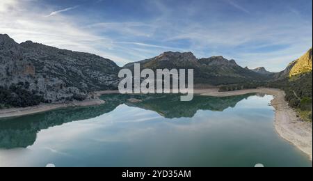 Ein Blick aus der Vogelperspektive auf den malerischen Gorg Blau Bergsee und Stausee in den Serra de Tramuntana Bergen im Norden Mallorcas Stockfoto