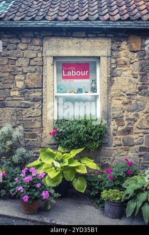 EDINBURGH, SCHOTTLAND, Großbritannien, 21. JUNI 2024: A Vote Labour Sign in A Window of A House bei den Wahlen 2024 in Großbritannien Stockfoto