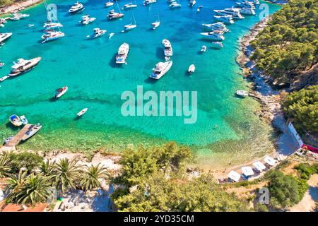 Blick aus der Vogelperspektive auf Palmizana, Segelbucht und türkisfarbenen Strand auf den Pakleni Otoci Inseln Stockfoto