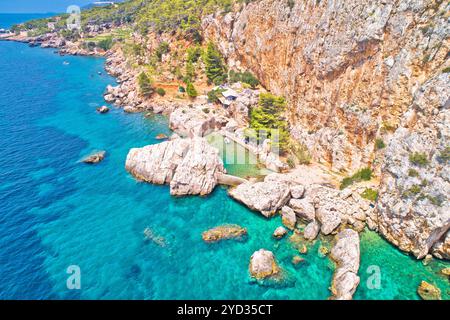 Fantastischer Strand an den Klippen in der Nähe von Sveta Nedjelja auf der Insel Hvar aus der Vogelperspektive Stockfoto