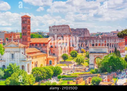 Schöne Landschaft, die das Kolosseum in Rom - eines der Wunder der Welt am Morgen Zeit. Blick vom Forum Romanum. Stockfoto