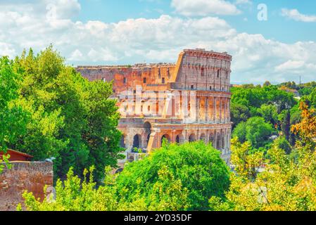 Schöne Landschaft, die das Kolosseum in Rom - eines der Wunder der Welt am Morgen Zeit. Blick vom Forum Romanum. Stockfoto