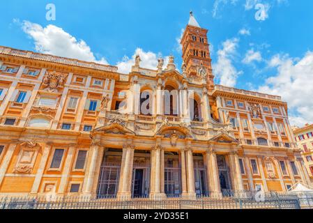 Platz von Santa Maria Maggiore (Piazza di Santa Maria Maggiore) und die Kirche Santa Maria Maggiore, mit Menschen und Touristen. Italien. Stockfoto