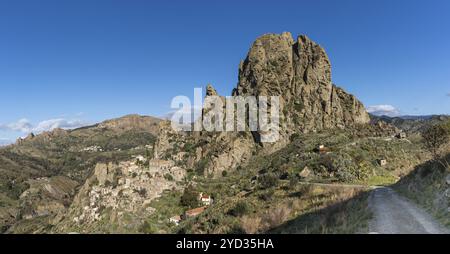 Pentedattilo, Italien, 16. Dezember 2023: Panoramablick auf die Geisterstadt Pentedattilo Aspromonte in Kalabrien, Europa Stockfoto
