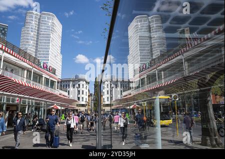 12.05.2023, Berlin, Deutschland, Europa, Eine Straßenszene mit Fußgängern am Kurfürstendamm am Kranzler Eck in City West in Charlottenburg-Wilmersdorf Stockfoto