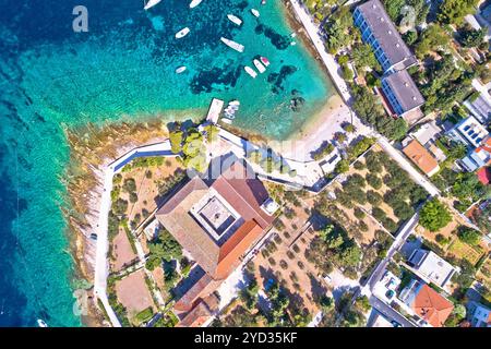 Blick aus der Vogelperspektive auf das Franziskanerkloster und den fantastischen türkisfarbenen Strand in der Stadt Hvar Stockfoto