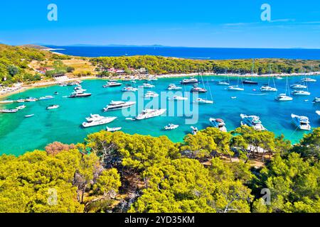 Blick aus der Vogelperspektive auf Palmizana, Segelbucht und türkisfarbenen Strand auf den Pakleni Otoci Inseln Stockfoto