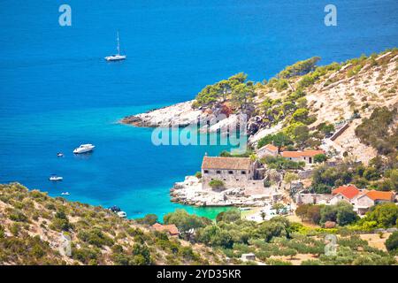 Idyllischer Strand in der versteckten Bucht von Dubovica auf der Insel Hvar aus der Vogelperspektive Stockfoto