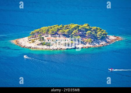 Die Insel Galisnik im Hvar Archipel aus der Vogelperspektive Stockfoto