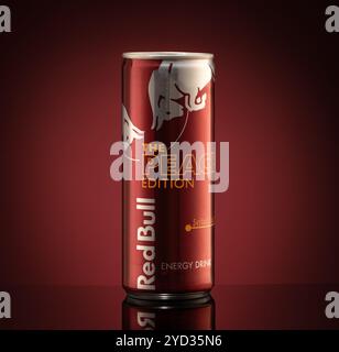 Istanbul, Türkei - 20. Oktober 2024: Nahaufnahme der Redbull Peach Edition kann auf schwarzer reflektierender Oberfläche isoliert werden Stockfoto