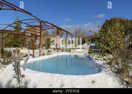 Malerische türkisfarbene Thermalbecken in weißen Gipsbädern in Bagni San Filippo in der Toskana Stockfoto