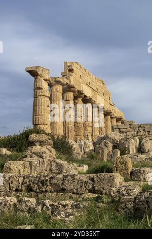 Castelvetrano, Italien, 3. Januar 2024: Blick auf den Tempel C in Selinunte in Sizilien, Europa Stockfoto