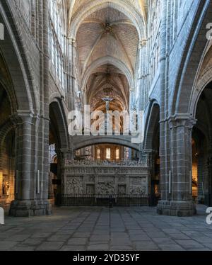 Avila, Spanien, 8. April 2024: Blick auf den Retrochor und das Mittelschiff der Kathedrale von Avila, Europa Stockfoto