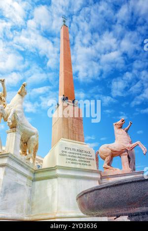 Dioscuri Brunnen (Fontana dei Dioscuri) liegt in der Nähe von Quirinal (Palazzo del Quirinale) auf Quirinale Platz (Piazza del Quirinale). Rom. Italien. Stockfoto