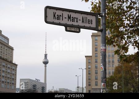 22.11.2023, Berlin, Deutschland, Europa, Straßenschild entlang der Karl-Marx-Allee (ehemals Stalinallee) in der Nähe des Strausberger Platzes im ehemaligen Ost-Berliner Stadtteil Stockfoto