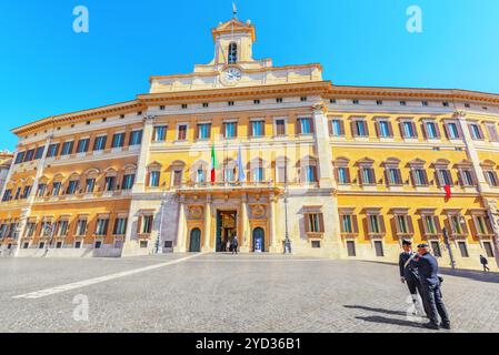 Rom, Italien, 09. MAI 2017: Palazzo Montecitorio und Obelisk von Montecitorio (Obelisco di Montecitorio) an der Piazza di Montecitorio, Rom. Italien. Stockfoto