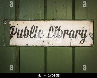 Rustikales Retro Public Library Schild auf grünem hölzernem Hintergrund Stockfoto