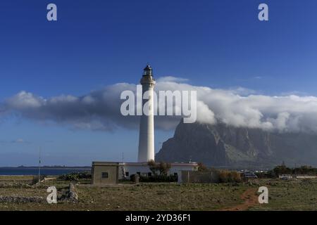 San Vito lo Capo, Italien, 4. Januar 2024: Blick auf den Leuchtturm von Capo San Vito mit Monte Monaco im Nordwesten Siziliens, Europa Stockfoto