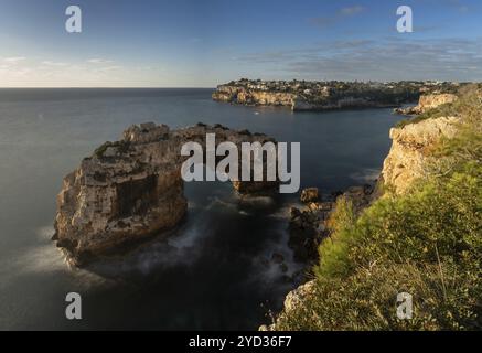 Eine Langzeitaufnahme des natürlichen Kalksteinbogens von es Pontas auf Mallorca Stockfoto