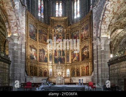 Avila, Spanien, 8. April 2024: Blick auf das Mittelschiff und den Altar mit vergoldetem Altar in der Kathedrale von Avila, Europa Stockfoto