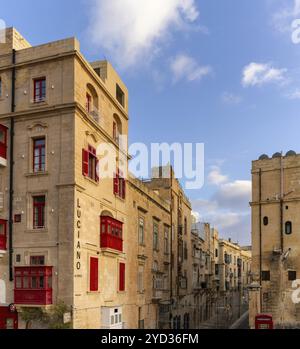 Valletta, Malta, 23. Dezember 2023: Blick auf die historische Bridge Bar und die Innenstadt von Valletta, Europa Stockfoto
