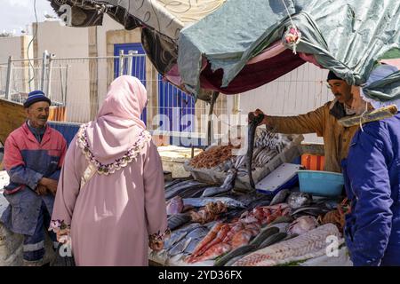 Essaouira, Marokko, 26. März 2024: Fischer verkaufen frischen Fisch und Meeresfrüchte auf dem Fischmarkt im Hafen von Essaouira, Afrika Stockfoto