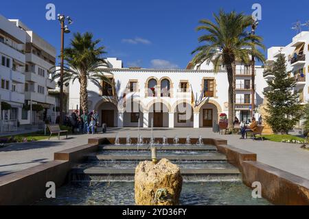 Santa Eulalia del Riu, Spanien, 3. Februar 2024: Das Rathaus von Santa Eulalia del Riu mit Stadtpark und Springbrunnen im Vordergrund, Europa Stockfoto