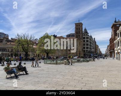 Leon, Spanien, 13. April 2024: Blick auf die Calle Ancha Street und die Innenstadt von Leon, Europa Stockfoto