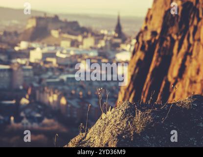 Das Edinburgh Castle und die Skyline mit Salisbury Crags im Vordergrund. Stockfoto