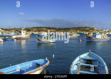 Marsaxlokk, Malta, 22. Dezember 2023: Bunte Fischerboote im Hafen von Marsaxlokk im Südosten Maltas, Europa Stockfoto