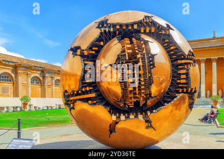 Vatikan, VATIKAN - Mai 09, 2017: Geschlossene Hof des Vatikan, Kugel innerhalb der Sphäre (Sfera con sfera) ist eine Bronzeskulptur von italienischen Bildhauer Arnal Stockfoto