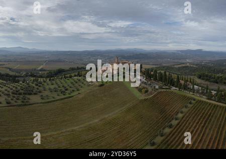 Montalcino, Italien, 16. November 2023: Aus der Vogelperspektive auf das Schloss Poggio alle Mura und das Weinresort Villa Banfi in der Toskana, Europa Stockfoto