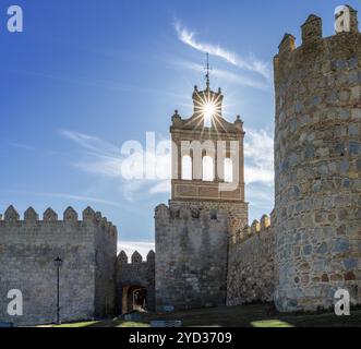 Avila, Spanien, 8. April 2024: Blick auf die Stadtmauern von Avila und die Puerta del Carmen mit einem Sonnenstern, Europa Stockfoto