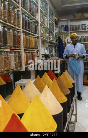 Marrakesch, Marokko, 24. März 2024: Ein Ladenbesitzer, der exotische Gewürze in seinem Laden im Souk in der Medina von Marrakesch, Afrika, zubereitete Stockfoto