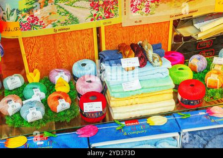 Rom, Italien, 09. Mai, 2017: Shop der bunten Fäden, Handtücher und Souvenirs in Rom, Italien. Stockfoto