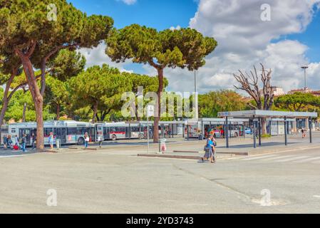 Rom, Italien, 10. MAI 2017: Leute, Touristen und Gäste der Stadt in der Nähe von Roma Termini bas-Station. (Piazza dei Cinquecento). Italien. Stockfoto