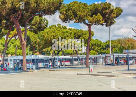 Rom, Italien, 10. MAI 2017: Leute, Touristen und Gäste der Stadt in der Nähe von Roma Termini bas-Station. (Piazza dei Cinquecento). Italien. Stockfoto