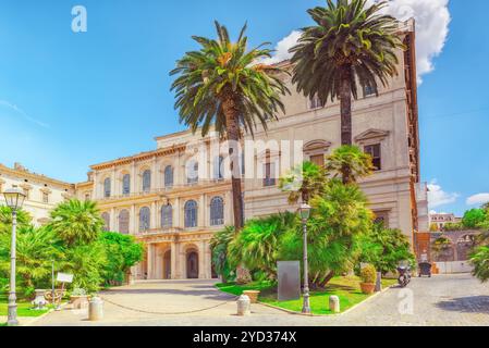 Barberini Palace (Palazzo Barberini). Palazzo Barberini ist ein Palast aus dem 17. Jahrhundert in Rom, mit Blick auf den Piazza Barberini in Rione Trevi. Es beherbergt die Stockfoto