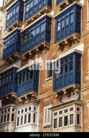 Valletta, Malta, 23. Dezember 2023: Blick auf die typischen farbenfrohen Gallarijas oder umschlossenen Balkone in der Innenstadt von Valletta in Malta, Europa Stockfoto