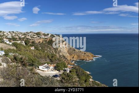 Blick auf das Dorf Costa Nova und die Klippen Cabo de la NAO und das Meer in der Provinz Alicante Stockfoto