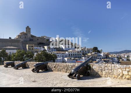 Ibiza, Spanien, 1. Februar 2024: Altstadt von Ibiza mit Burg und Kathedrale und den Sankt Lucia mit Kanonen im Vordergrund, Europa Stockfoto