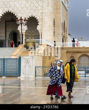 Rabat, Marokko, 30. März 2024: Mehrere muslimische Frauen verlassen das Grab von Mohammed V. nach einem Besuch in der Innenstadt von Rabat, Afrika Stockfoto