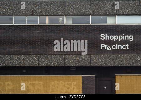 Rezession Bild eines 70er Jahre Stil Grim Urban Rundown British Shopping Precinct Zeichen Stockfoto