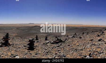 Ein Blick auf eine unbefestigte Straße, die durch die Felsen- und Sandwüste im Südosten Marokkos führt, meeren Merzouga und Erg Chebbi Stockfoto